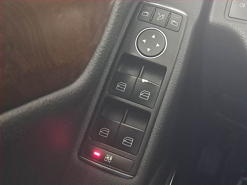 Mercedes-Benz Třídy C (2011) Elegance C 180, Automat, Navi - fotka 18 z 19
