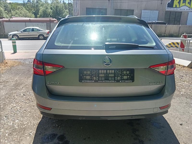 Škoda Superb 2,0 TDi  Ambition - fotka 9 z 23