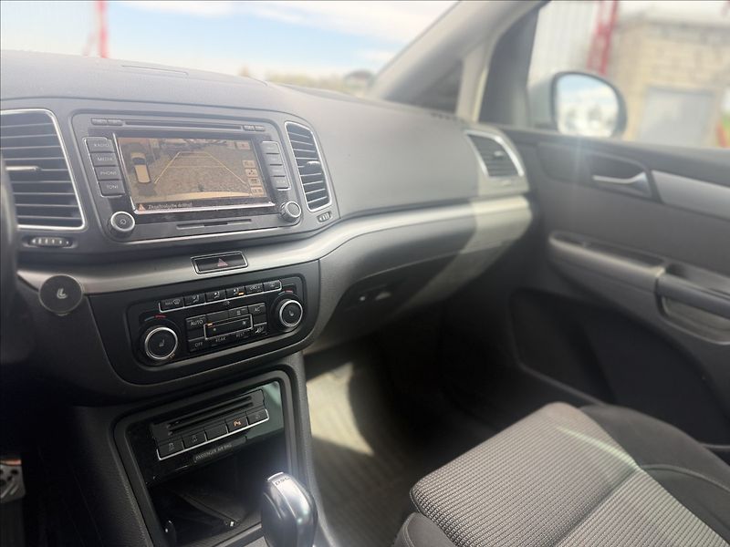 Volkswagen Sharan 2,0 TDI HIGHLINE WEBASTO 125kW - fotka 11 z 21