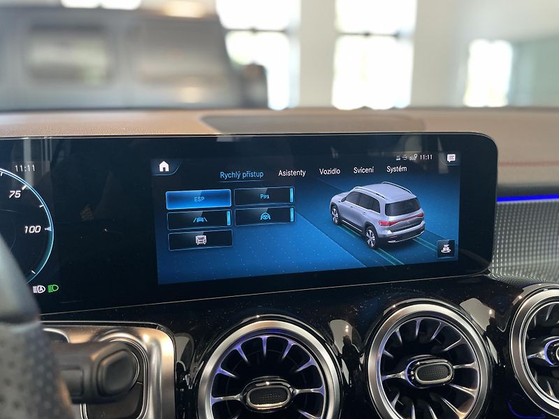 Mercedes-Benz EQB 300 4Matic - fotka 26 z 33