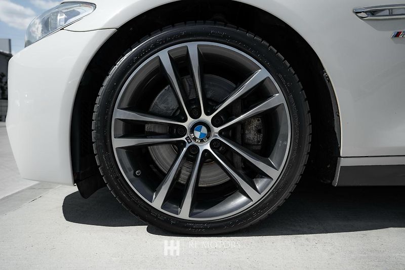 BMW Řada 5 (2013) M550d xDrive 280kW Touring - fotka 14 z 51