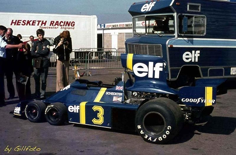 Jody Scheckter za volantem revoluční šestikolky Tyrrell P34.