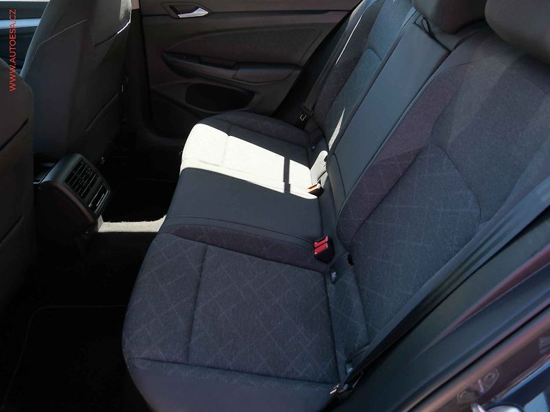 Volkswagen Golf (2023) 1.0 eTSi, ČR, Life, AT, LED - fotka 10 z 31