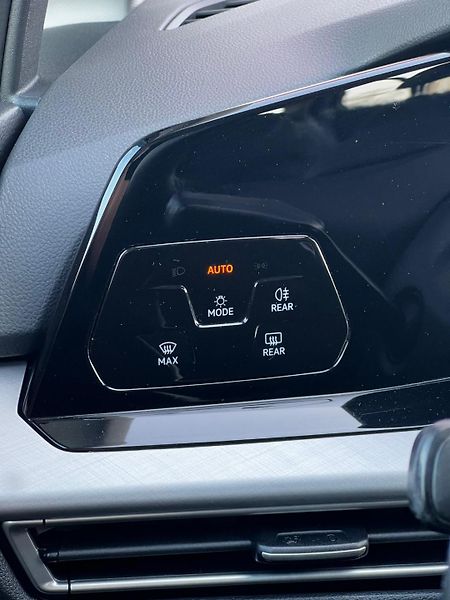 Volkswagen Golf 2.0TDI ACC LED Comfort - fotka 19 z 24