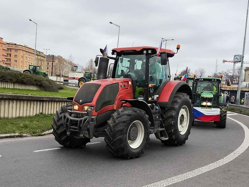 Traktory a další stroje při protestech zemědělců v Praze - 7. března 2014