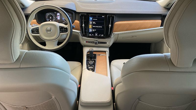 Volvo V90 MOMENTUM PRO, B4 AWD, 145+10 k - fotka 12 z 33