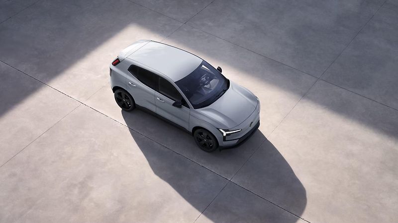 Volvo EX30 (2026) BLACK EDITION P5 ELECTRIC PLUS - fotka 8 z 13