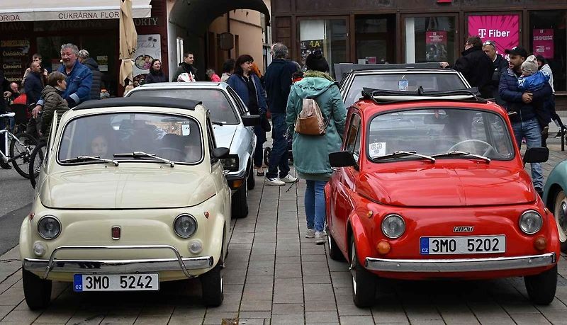 Tradiční sraz autoveteránistů na náměstí T. G. Masaryka v Prostějově. 18. května 2025