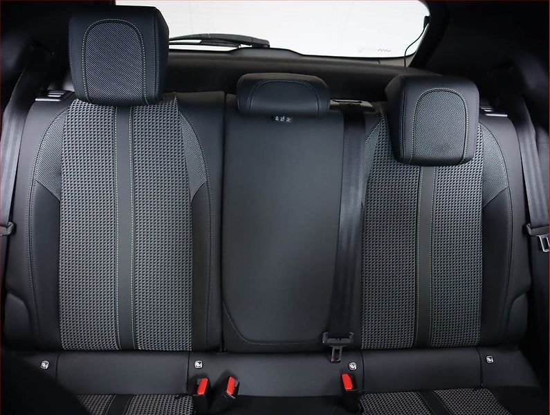 Peugeot 2008 (2023) GT 1.2 PureTech - fotka 10 z 21