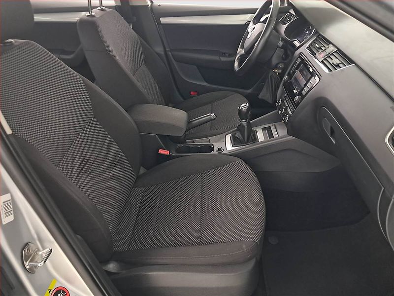 Škoda Octavia (2014) 1.2 TSI, Navi, Park. senzory - fotka 9 z 19