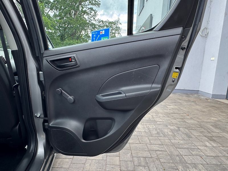 Suzuki Swift (2011) 1.2i - fotka 12 z 28