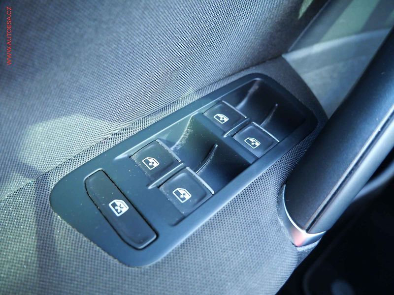 Volkswagen Golf (2020) 1.5 TSi, Highline, LED, panor - fotka 14 z 20