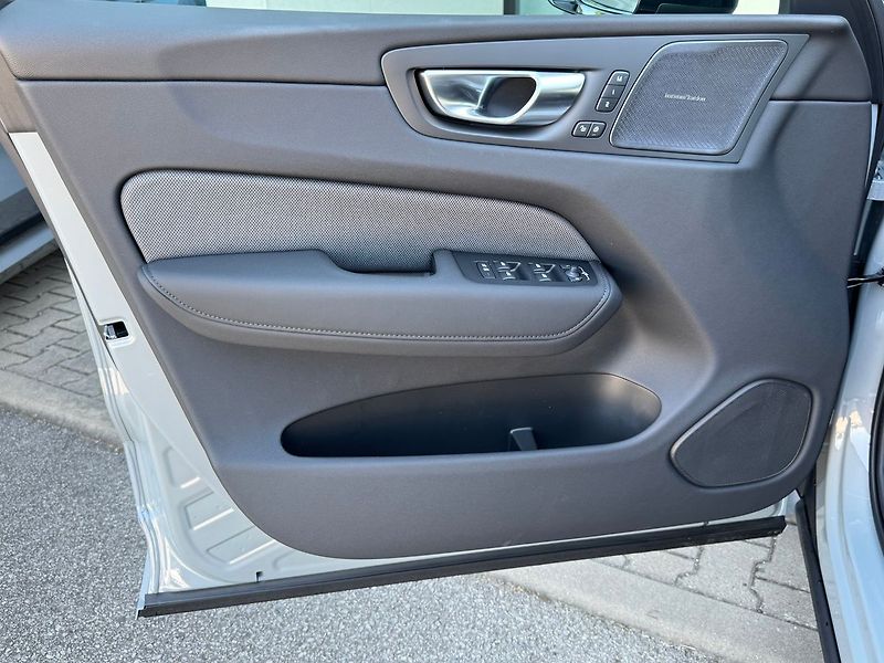 Volvo XC60 (2026) AKCE 4+4 PLUS B5, BLACK EDITIO - fotka 7 z 23