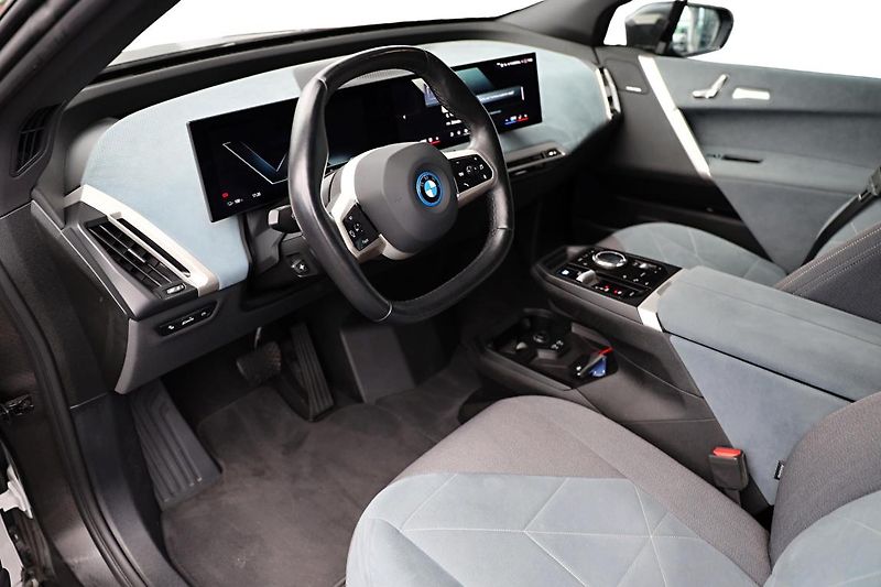 BMW iX xDrive40 - fotka 8 z 17
