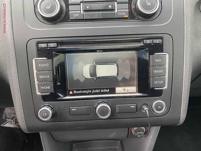 Volkswagen Touran (2012) 2.0 TDi, AC, panor - fotka 17 z 18