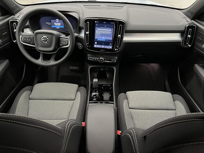 Volvo XC40 (2026) B4 PLUS BLACK EDITION AUT - fotka 2 z 37