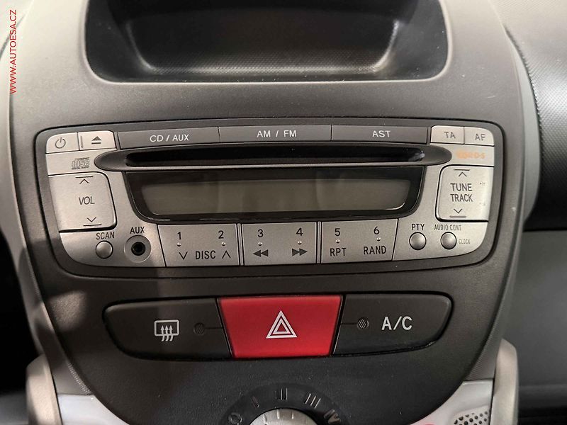 Toyota Aygo (2011) 1.0i, ČR, AC - fotka 13 z 15