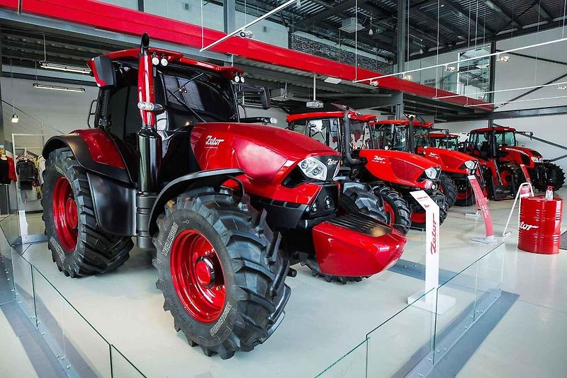 Český výrobce Zetor slaví 80 let od doby, co z montážní linky sjel první traktor. Na snímku je pohled na výrobní linku Zetoru.
