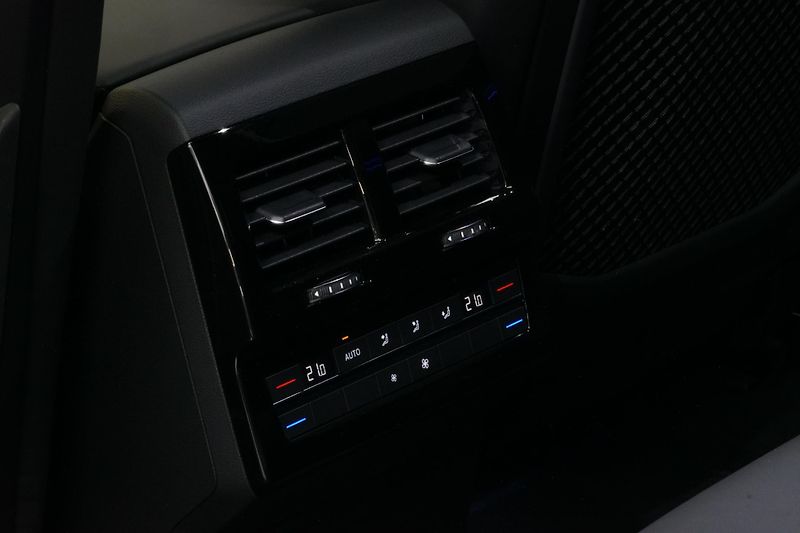 Volkswagen Touareg R ČR,DPH,1.MAJ,360,Tažné,HUD - fotka 22 z 40