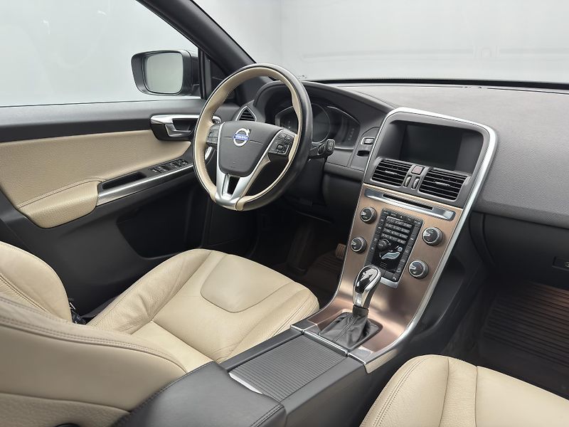 Volvo XC60 D4 AWD SUMMUM AUT CZ 1.maj - fotka 24 z 40