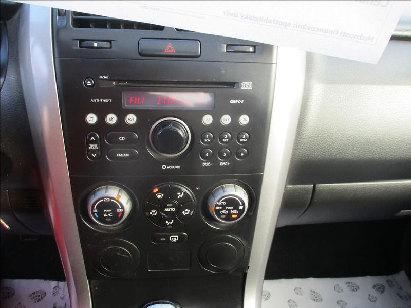 Suzuki Grand Vitara 1,6 i, 4x4,klimatizace,2.maj, - fotka 12 z 22