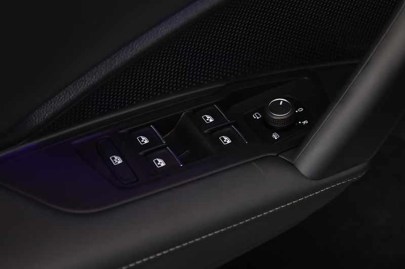 Volkswagen Tiguan TDI 4M R-Line Pano 360 IQ Vent - fotka 13 z 17