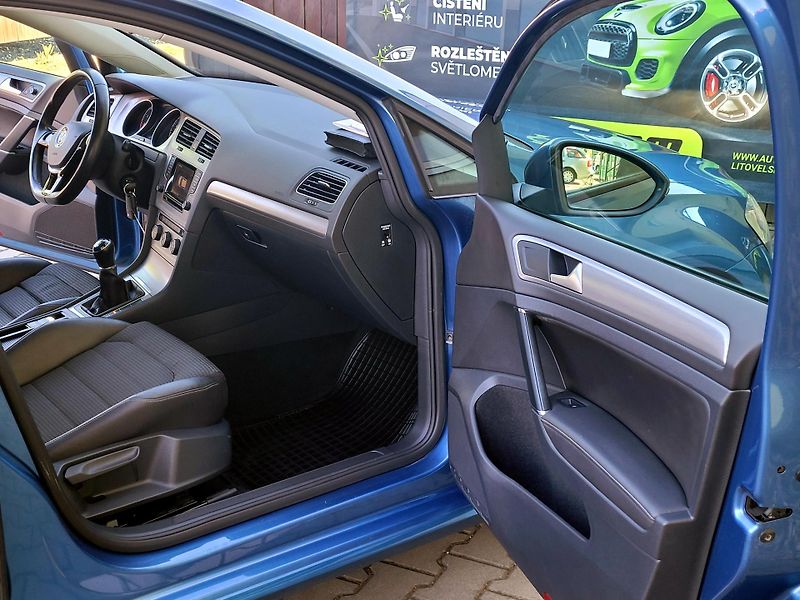 Volkswagen Golf CZ, VÝBAVA, SERV.KN.CEBIA      - fotka 37 z 74