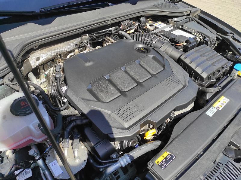 Volkswagen Golf 2,0TDi 110kW, Style, ČR, - fotka 45 z 59
