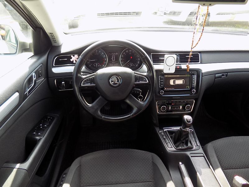 Škoda Superb 1,6 TDI 77 KW NAVI, TEMP - fotka 17 z 34