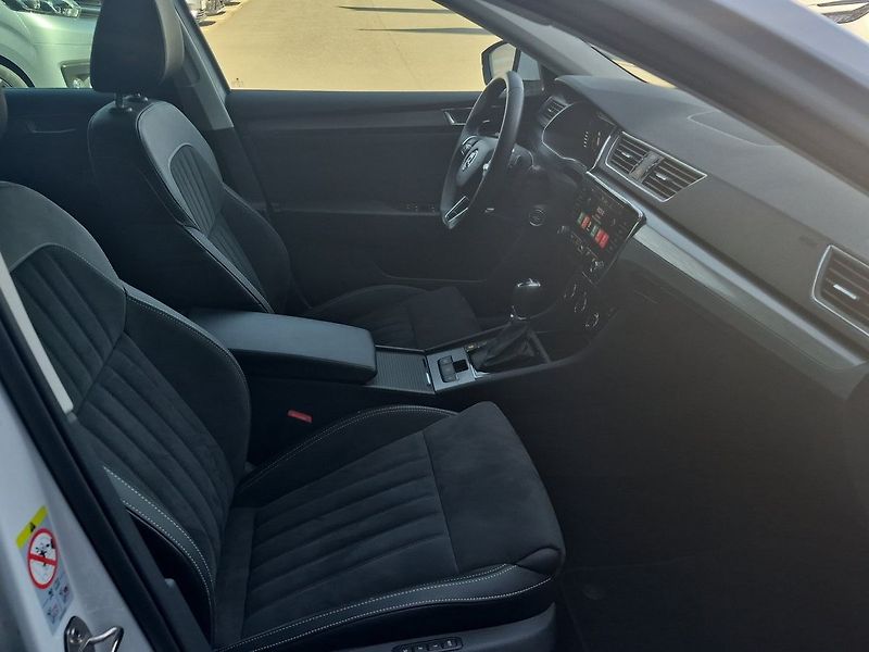 Škoda Superb Combi 2.0 TSI DSG Style+ 140 k - fotka 11 z 25