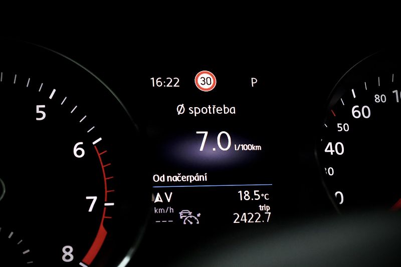 Volkswagen Passat B8 Facelift 1.5 TSI 110 kW DSG - fotka 20 z 36