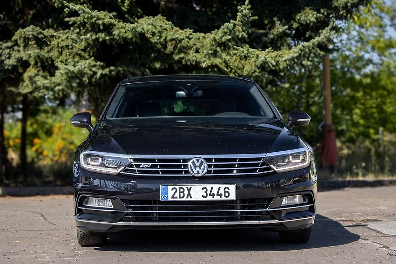 Volkswagen Passat 2.0 TDI DSG R-Line / 110kW / A - fotka 2 z 23
