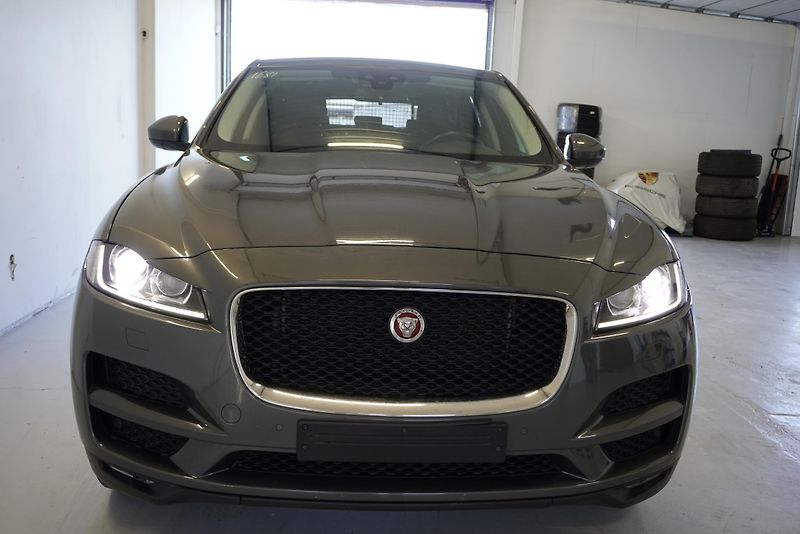Jaguar F-Pace 2.0D 132kW PRESTIGE - fotka 2 z 28