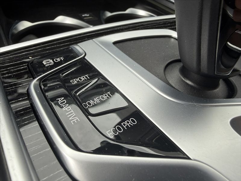 BMW Řada 7 3,0 xDrive 740d - fotka 21 z 39