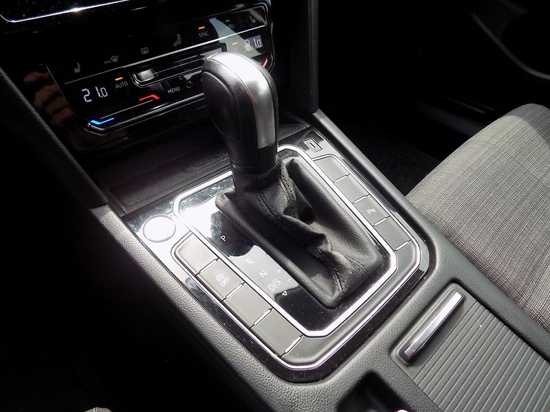 Volkswagen Passat 2,0 TDI 110 KW DSG VÝHŘEV LED - fotka 34 z 43