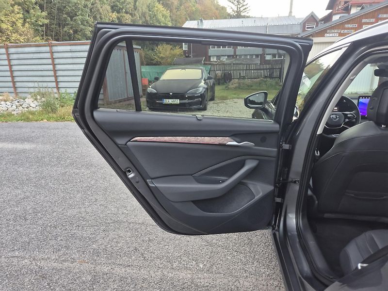 Škoda Superb ZAMLUVENO ! 110kw DSG L&K 18A - fotka 40 z 52