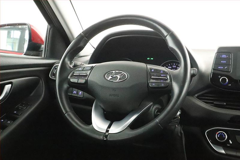 Hyundai i30 (2017) 1.0 T-GDI, Tempomat - fotka 8 z 13