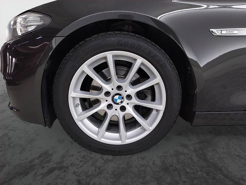 BMW Řada 5 (2015) Luxury Line 518d, Automat - fotka 15 z 23