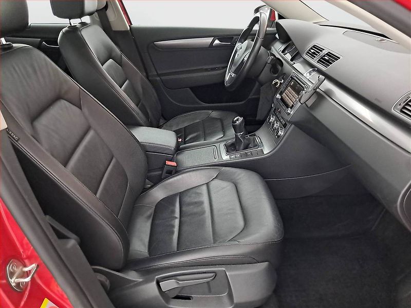 Volkswagen Passat (2014) 2.0 TDI, Navi, Xenony - fotka 9 z 23