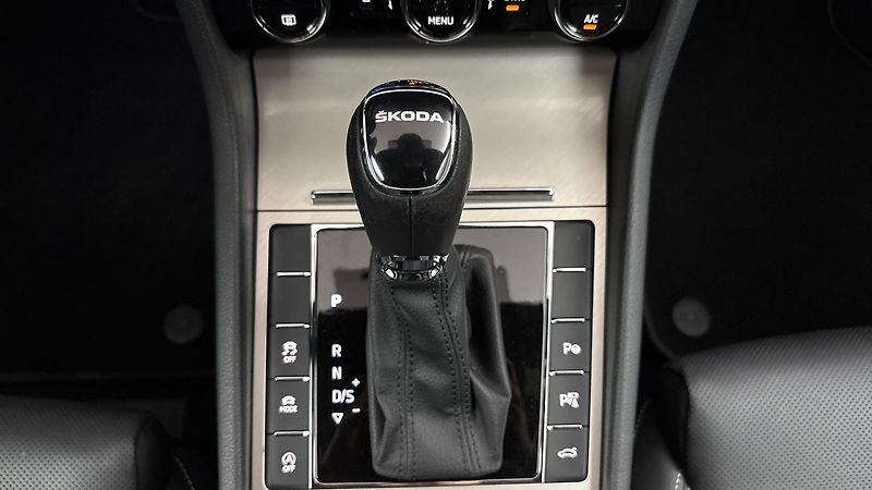 Škoda Superb 2.0 TDI DSG L&K Combi - fotka 29 z 35