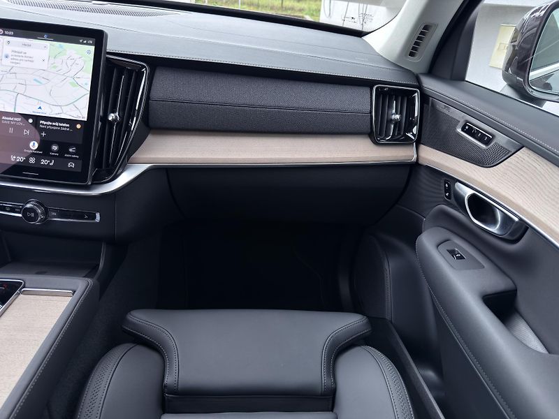 Volvo XC90 B5 AWD PLUS BRIGHT // +kola  - fotka 23 z 51