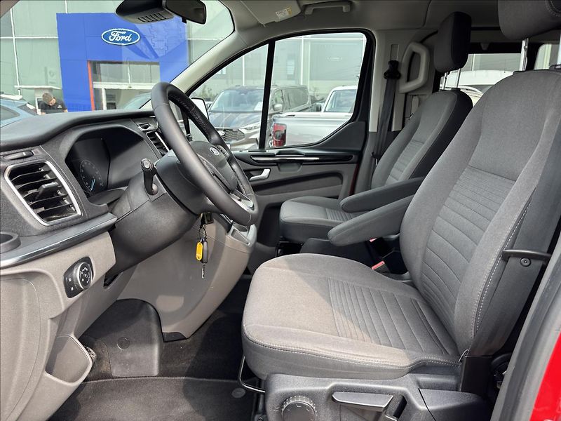 Ford Tourneo Custom 2,0 EcoBlue 125Wk Titanium L1 - fotka 21 z 37