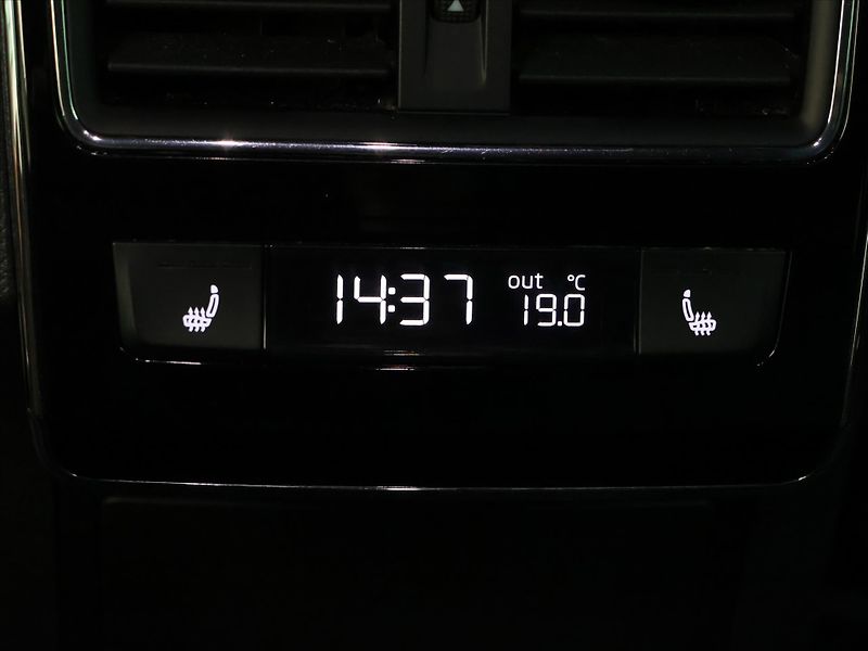 Škoda Superb 2,0 TDI 147 kW 4x4 L&K DSG DPH - fotka 28 z 35