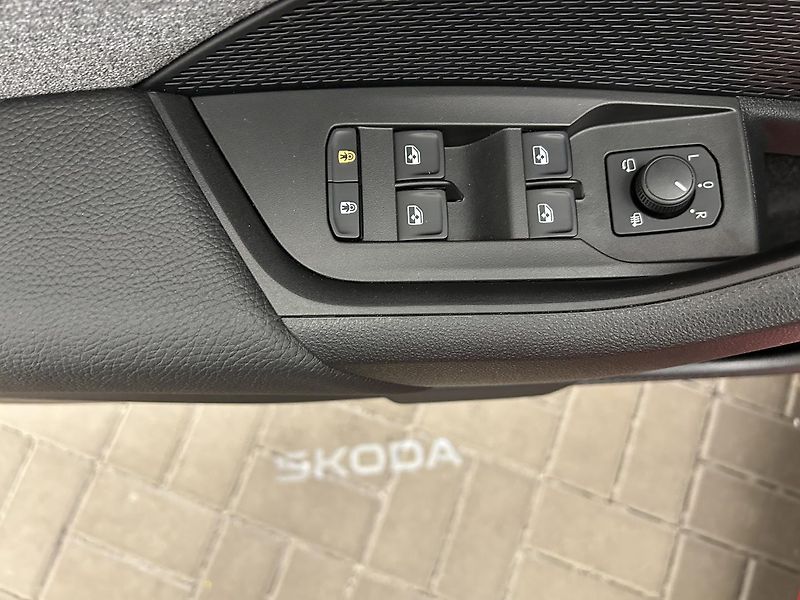 Škoda Octavia 1.5 TSI Top selection - fotka 17 z 24
