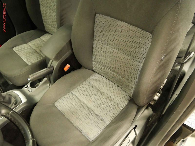 Škoda Octavia (2010) 1.6 TDi, 1.maj, Výhř.sed. - fotka 9 z 17