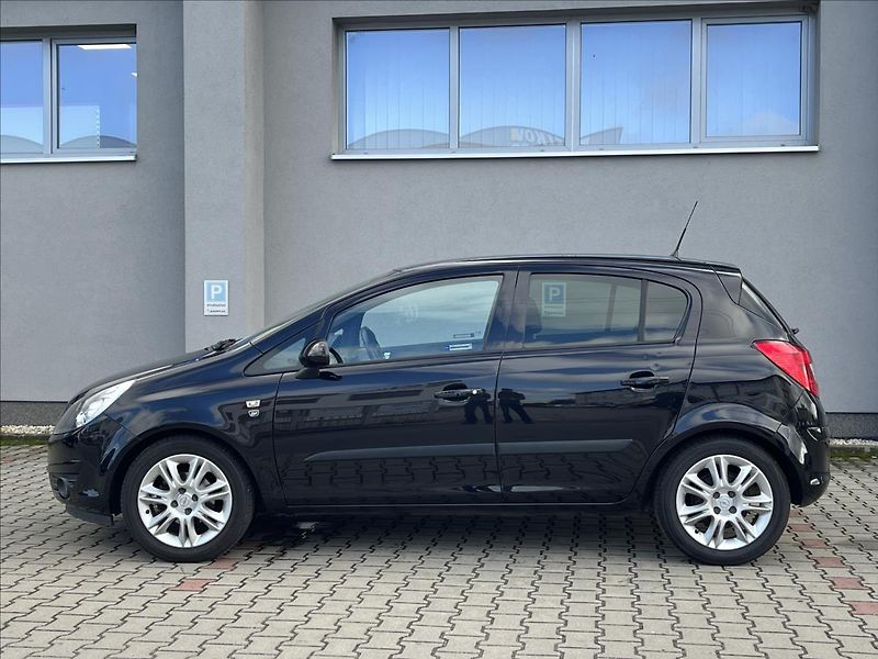 Opel Corsa 1,2 16V  Edition 111 AT - fotka 2 z 30