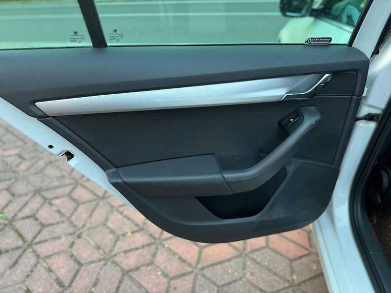 Škoda Octavia 2.0TDi STYLE 1.MAJ DPH ROZVODY - fotka 23 z 25
