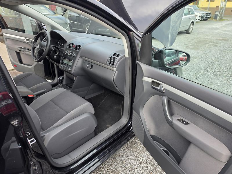 Volkswagen Touran 1.6 TDI 7MIST DSG  - fotka 15 z 17