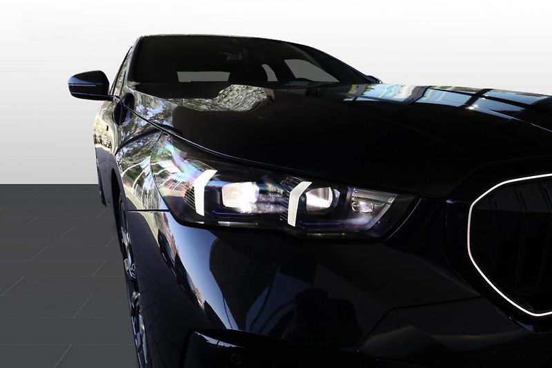 BMW Řada 5 520d xDrive - fotka 21 z 32