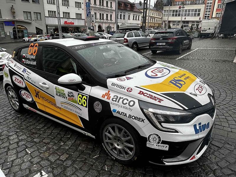 Tragédie, která se odehrála v rámci 58. ročníku Rallye Šumava, kdy po nehodě zemřela navigátorka Alena Krejčíková (41), nezasáhla jen příznivce rallye, ale její kamarády, jelikož byla na Klatovsku doma.